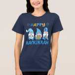 Camiseta Feliz Hanukkah Gnomos Dreidel Menorah<br><div class="desc">Feliz Hanukkah Gnomos Dreidel Menorah T-Shirt apresenta três gnomos bonitos com uma estrela de David,  Menorah e Dreidel com o texto "Feliz Chanucá" na tipografia moderna. Projetado por feriados do Evco www.zazzle.com/store/evcoholidays</div>