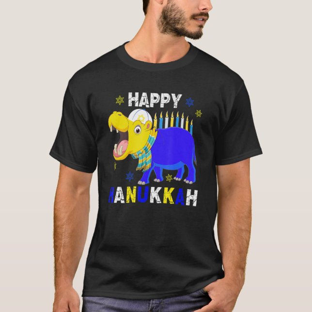 Camiseta Feliz Hanukkah Menorah Hippo Vestindo o Chapéu Jud (Frente)