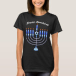 Camiseta Feliz Hanukkah Menorah Judeu Judeu Velas Cutas T-S<br><div class="desc">Mostre ao mundo seu orgulho de Chanucá com uma design de camiseta judaica contemporânea e fofa do PopQTstudio. Esta árvore apresenta uma design divertida de uma Menorah tocada com velas kawaii alegres. Um presente de excelente para seus amigos e família judeus.</div>