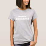 Camiseta Feliz Hanukkah Simple Retro Typografia Dizendo<br><div class="desc">Celebre o Festival das Luzes com esta camiseta "Feliz Chanucá", na moda, com uma simples tipografia retrô em um roteiro elegante. O design limpo e clássico captura a essência de Chanucá com um toque de charme de safra. Perfeito por adicionar um talento festivo ao seu guarda-roupa, esta t-shirt é simultaneamente...</div>