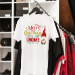 Camiseta Feliz Natal Do Nosso Gnomo Para O Seu<br><div class="desc">Design de tipografia retrô,  bonita e festiva,  com um gnomo bonitinho,  com um Natal feliz do nosso gnomo para o seu.</div>