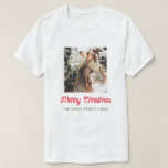 Camiseta Feliz Natal - Foto da Família<br><div class="desc">Vista orgulhosamente esta "Merry Christmas Family Photo T-Shirt" em festas de Natal ou para relaxar em casa. Personalize facilmente com sua foto de família e seu nome de família. Compre uma t-shirt para cada membro da família, para que todos combinem! *** Para obter mais personalizações, clique no link "personalizar mais"...</div>