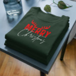 Camiseta Feliz Natal Tipografia Antlers<br><div class="desc">Design de tipografia retrô,  bonita e festiva,  com gnomo bonitinho,  com um Natal feliz com chifres de Feliz. Vermelho e Branco/</div>