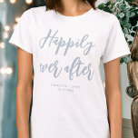 Camiseta Feliz para sempre depois do casamento Personalizad<br><div class="desc">Faça uma declaração com esta t-shirt personalizada do casamento! As palavras 'Felizmente para sempre' são escritas em uma fonte de script de tendência,  e abaixo você pode adicionar um nome personalizado,  data de casamento,  local ou outro texto. Um presente adorável para qualquer noiva! Cores: azul empoeirado e branco.</div>