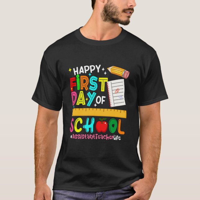 Camiseta Feliz Primeiro Dia de Aula Professor Assistente de (Frente)