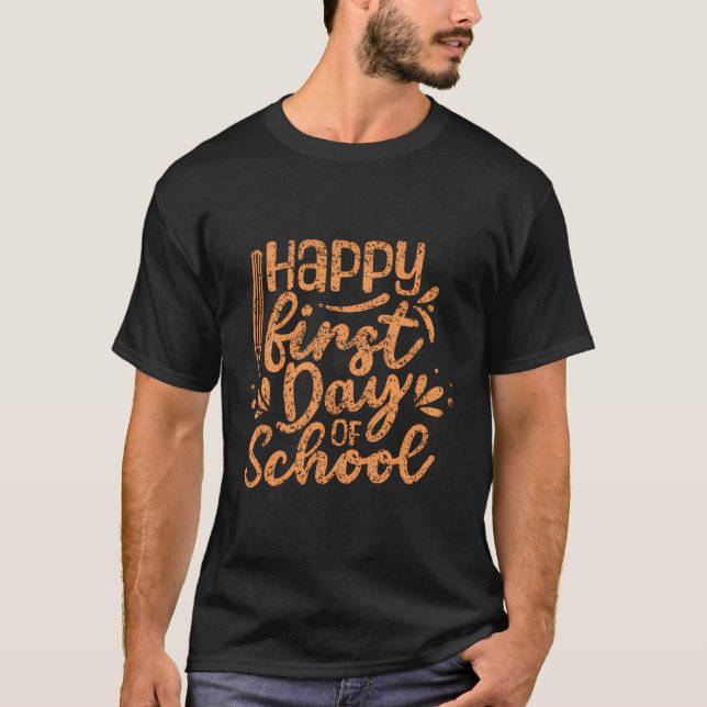 Camiseta Feliz Primeiro Dia De Ensino Ensino De Ensino De V (Frente)