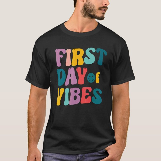 Camiseta Feliz Primeiro Dia De Víblias De Verão Olá Férias  (Frente)