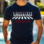 Camiseta Feliz Quackers Pato de Natal Engraçado Festivo<br><div class="desc">Feliz Quackers Natal Duck Funny Fesitay Triblend Shirt apresenta pato festivo atravessando a estrada vestindo galhadas de veados, chapéus de Santa e lenços com o texto "Quackers de Feliz" na tipografia moderna. Perfeito para presentes de Natal, festas de Natal e festas de Natal, aniversários e muito mais. Criado pelo Evco...</div>
