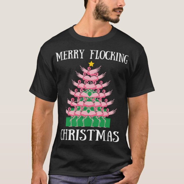 Camiseta Feliz rosa-Flamingo bloqueando luzes das árvores d (Frente)