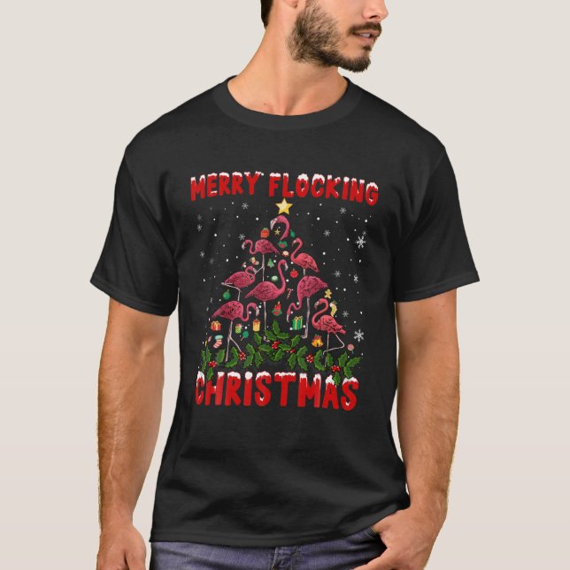 Camiseta Feliz rosa-Flamingo bloqueando luzes das árvores d (Frente)