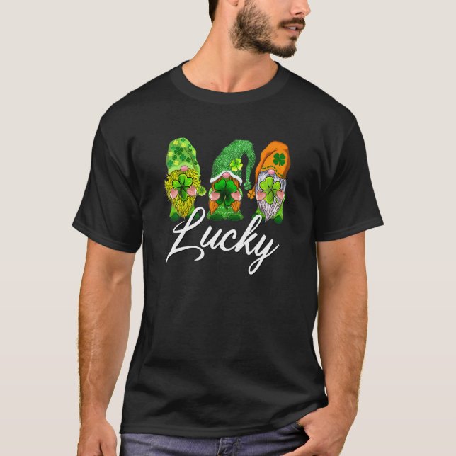 Camiseta Feliz Rua Patrick S Day Three Gnoms Shamrock Lucky (Frente)