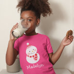 Camiseta Feliz Snowman Pink Personalizado Meninas Nome Feri<br><div class="desc">A adorável camisa de Natal rosa apresenta um bonitão de neve (ou moça de neve) num chapéu de inverno e cachecol em tons festivos de rosa e vermelho. Personalizar com texto personalizado para o primeiro nome da criança.</div>