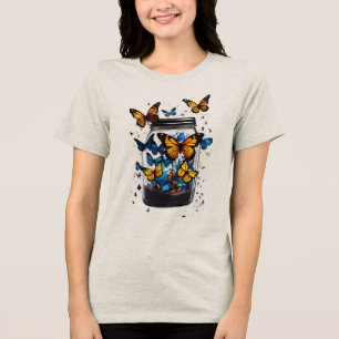 Camiseta feminina borboleta fora da garrafa