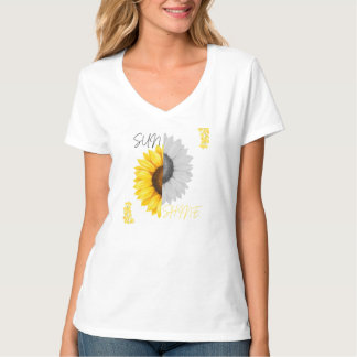 Camiseta Feminina com Estampa de Girassol e Decote