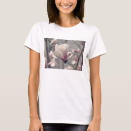 Camiseta feminina com flor de magnólia