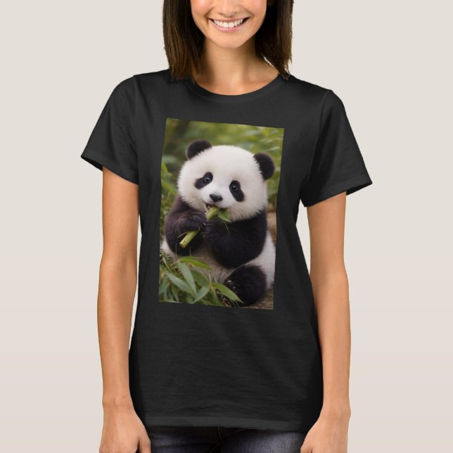 Camiseta Feminina de Panda Bebê Fofo Comendo Bambu (Frente)