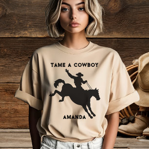 Camiseta Feminina Domando um Cowboy Montado a Cava