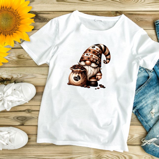 Camiseta Feminina Gnomo do Café Fofo e Adorável (Coffee Gnome lovers T-shirt. Cute adorable and trendy)