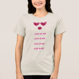 Camiseta Feminina Love in Air Óculos de Coração e 