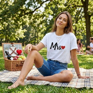 Camiseta Feminina Mrs. Modern Preta com Coração Ve