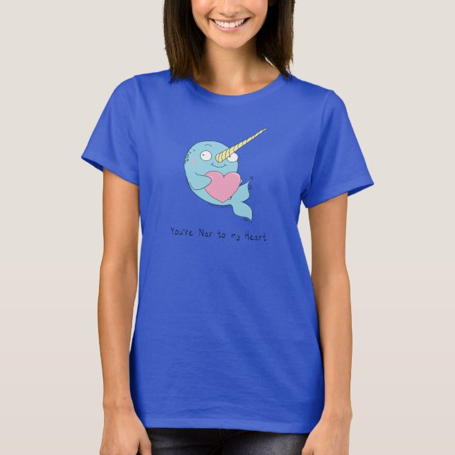 Camiseta Feminina Narval Abraçando um Coração (Frente)