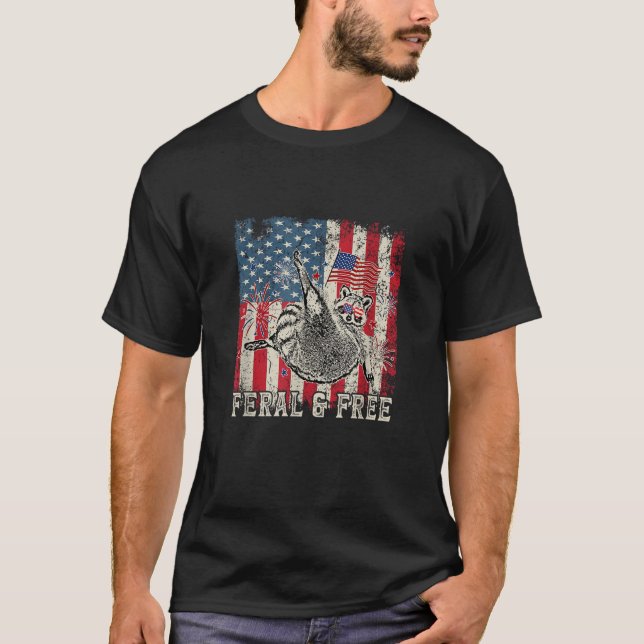 Camiseta Feral Livre De Funny Patriótica Racoon Feral E Liv (Frente)