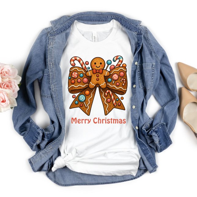 Camiseta Feriado de Natal do Arco Coquette Gingerbird (Gingerbread Man Coquette Bow Christmas Holiday T-shirt for her. Personalized with your text.)