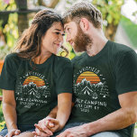 Camiseta Férias de Camping Familiar Correspondendo a Person<br><div class="desc">Bom humor? Basta adicionar fogueira, "mores", e o resto da família com uma roupa correspondente. Design de tema de acampamento bonito que você pode personalizar para sua próxima aventura familiar com um espaço reservado para o site e o ano. Perfeito para fotos familiares enquanto você está lá fora explorando a...</div>