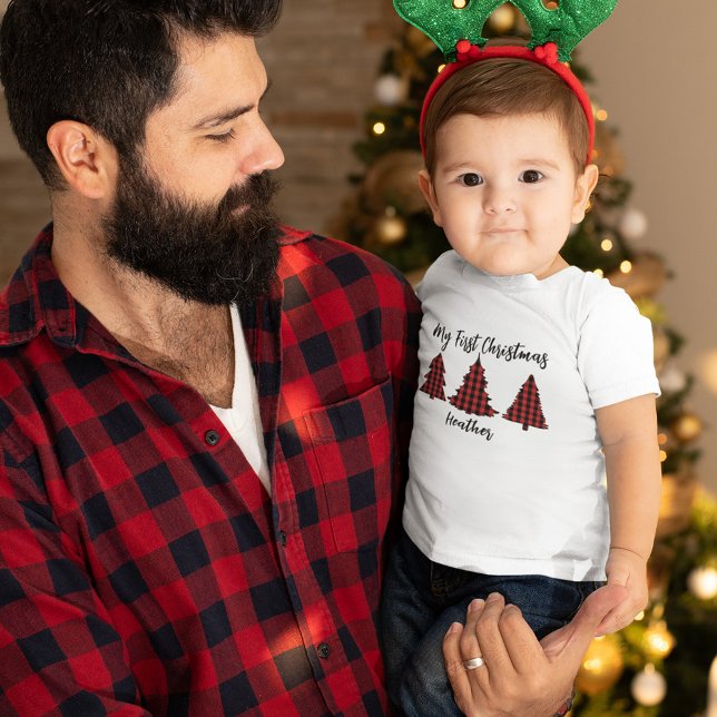 Camiseta Férias de Natal Festivas Meu Primeiro Cheque de Bu (My first Christmas custom baby t-shirt with Buffalo check Christmas trees. )