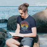 Camiseta Férias de Pai de Reunião da Família Retro Beach Cr<br><div class="desc">Vai a férias de cruzeiro familiar? Personalize esses designs retrorreflectores de acampamento para toda a família, adicionando seu nome de família ou texto personalizado e o ano da aventura. Espero que não seja apenas sobre a design que te chamou a atenção, mas o fato de nunca o encontrares numa preferencialmente...</div>