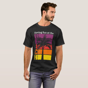 Camiseta Férias de verão se divertindo no Retro Praia
