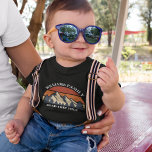 Camiseta Férias na Estrada Familiar Monta Reunião Personali<br><div class="desc">Este maravilhoso pôr do sol sobre montanhas rochosas na natureza faz uma imagem excelente para um conjunto de t-shirts personalizadas para uma reunião de família, viagem de carro ou férias de verão. Comemore sua semana de feriado com camisetas correspondentes para mãe, pai, irmão e irmã. Basta adicionar seu próprio sobrenome...</div>