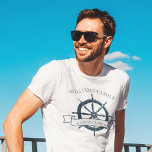 Camiseta Férias Náuticas De Rodas De Cruzeiro Da Família Pe<br><div class="desc">Camisetas de férias de verão personalizadas para seu cruzeiro de praia no oceano com um volante de barco azul-marinho. Esta design náutica é perfeita para camisetas de reunião de família que combinam com a classe para comemorar a viagem especial. Personalize com seu sobrenome e ano.</div>