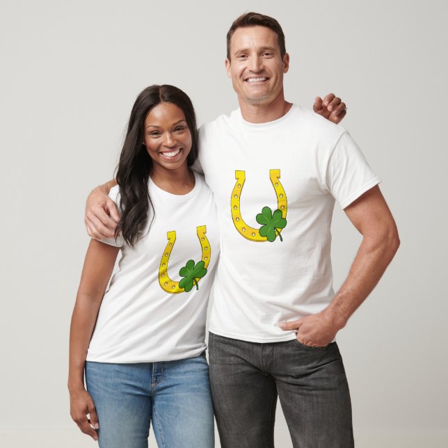 Camiseta Ferradura de Ouro Sortudo com Shamrock em Branco (Unissex)