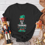 Camiseta Festa da Equipe do Elf de Natal e Correspondência<br><div class="desc">Coloque sua equipe de escritório, família ou amigos no espírito de feriado com nossas camisetas de Natal engraçadas! Perfeito para festas de escritório, reuniões familiares ou eventos festivos, estas camisas trazem uma reviravolta divertida para a época de férias. Quer seja para trabalho, roupas de família ou amigos, estas camisetas farão...</div>