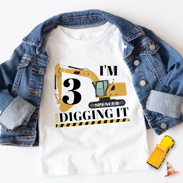 Camiseta Festa de aniversário de 3 anos de Caminhão com Dig (Cute construction theme I'm 3 and Digging It custom name 3rd birthday boy party digger t-shirt)