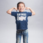 Camiseta Festa de aniversário de baseball Birthday Boy<br><div class="desc">Uma camiseta divertida do aniversariante de beisebol para o aniversariante vestir no seu aniversário,  especialmente numa festa de aniversário! Você pode deixar o marinho da camisa azul ou mudar para qualquer cor que quiser. Faz um presente de aniversário divertido para os aniversários que adoram beisebol.</div>