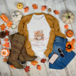 Camiseta Festa de aniversário de Teacup Núcleo de Algodão F<br><div class="desc">Mergulhe na elegância aconchegante do outono com nossa coleção de design do "Fall Floral Cottage Core Teacup Birthday Tea Party". Esta ilustração encantadora apresenta um delicado teacup branco adornada com um padrão de folha gracioso, graciosamente descansado sobre um disco correspondente. Ao redor desta peça central há um vibrante buquê de...</div>