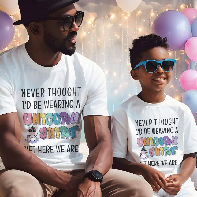Camiseta Festa de aniversário Incrivelmente Correspondente  (Never thought I'd be wearing a unicorn shirt yet here we are funny brother mens birthday t-shirt)