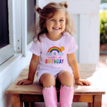 Camiseta Festa de aniversário Personalizada Moderna do Rain<br><div class="desc">A camisa de aniversário para crianças brilhantes e alegres apresenta um arco-íris / sobre o tema do arco-íris design com nuvens e sol. As cores do arco-íris incluem: vermelho,  laranja,  amarelo,  rosa,  verde,  verde,  azul e roxo.</div>