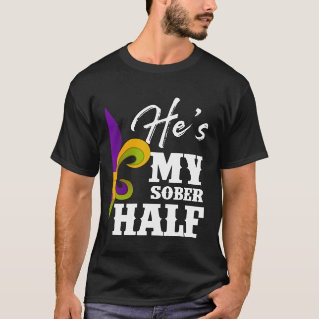 Camiseta Festa de Carnaval Ele é o meu Sober Half Mardi Gra (Frente)