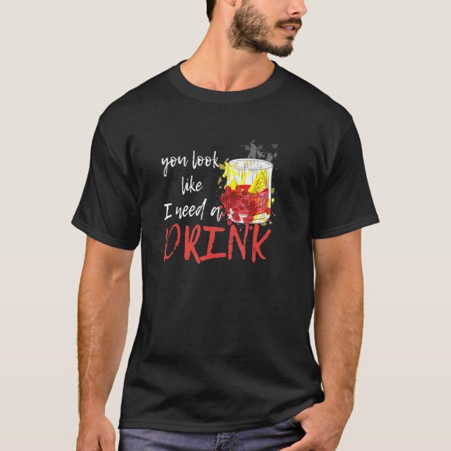 Camiseta Festa de Coquetel de Uísque Eu Preciso de uma Bebi (Frente)