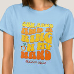 Camiseta Festa de Despedida de Solteira na Praia Retro Sol<br><div class="desc">Crie um impacto na sua próxima despedida de solteira com essas incríveis camisetas personalizadas para festa de despedida de solteira na praia. Se você está celebrando uma viagem de bach, férias de garotas ou feriado com as melhores amigas, essas camisetas personalizadas para festa de despedida de solteira na praia são...</div>