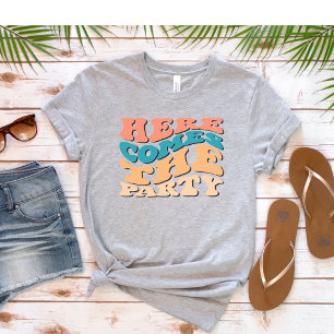 Camiseta Festa de Despedida de Solteira Retro Aqui Vem a Fe