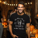 Camiseta Festa de Halloween Personalizada do Crânio Negro e<br><div class="desc">Camisas de festa do Dia das Bruxas impressas personalizadas para combinar com a nossa coleção Vintage. Personalize-o com seu nome de família, detalhes da festa ou outro texto personalizado em torno de uma ilustração do crânio de safra angustiada e o ornamento de rolagem em um fundo preto. Use as ferramentas...</div>