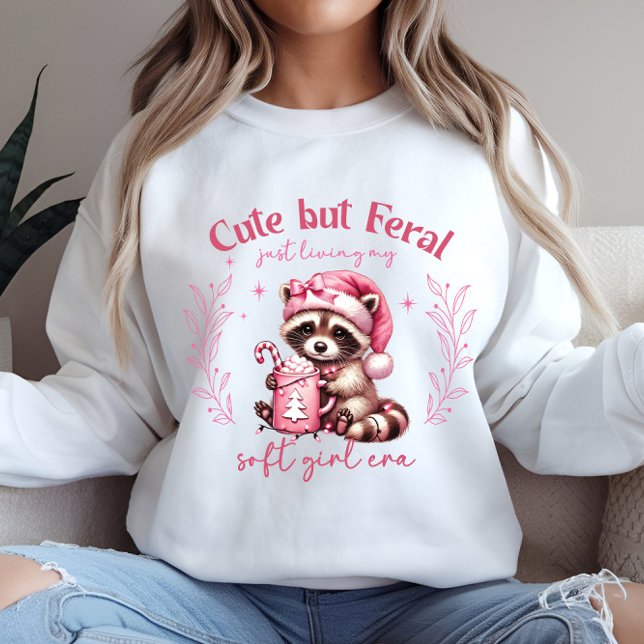 Camiseta Festa de Natal Rosa (Christmas sweatshirt for Women - Adorable Pink Christmas vibes - Baby Raccoon Girl)