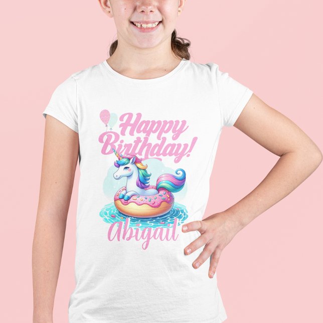 Camiseta Festa de Piscina Cute Rainbow Rosquinha Unicorn ( Girl wearing a "Happy Birthday" unicorn t-shirt.)
