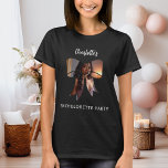 Camiseta Festa de solteira de fotos do arco<br><div class="desc">Uma t-shirt preta e de cor escura decorada com um quadro fotográfico em forma de arco. Personalize e adicione um nome. Script de estilo manuscrito branco.</div>