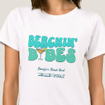 Camiseta Festa de solteira de praia Groovy Beachin Babes<br><div class="desc">Faça um salto na sua próxima festa de solteira com esta festa de solteira de praia impressionante, camisetas personalizadas. Quer estejas a celebrar uma viagem de praia, férias de raparigas, ou um feriado de melhores amigos, esta camiseta de festa de solteira de praia personalizada é o complemento perfeito para a...</div>