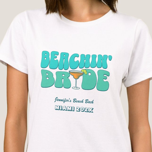 Camiseta Festa de solteira de praia Groovy Beachin Bride (Criador carregado)